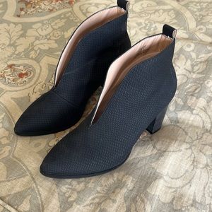Ankle bootie size 7